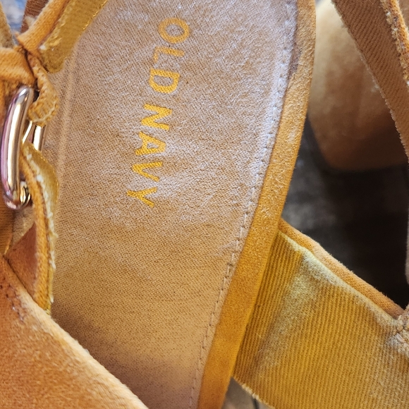 Old Navy Block Heel Sandals in Mustard Suede Size 10 - Picture 14 of 15